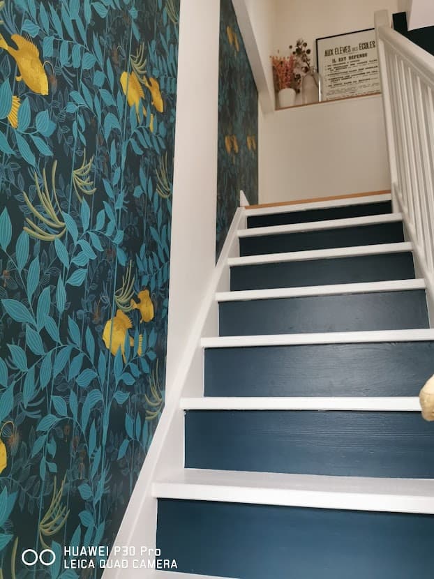 peinture escalier et papier peint.jpg